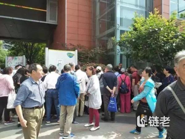 南京爱福家老板疑似跑路，大量受骗投资人聚集河西金基广场维权