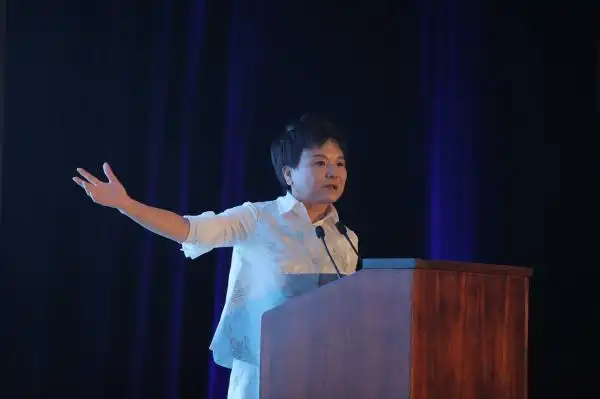 何巧女将捐15亿美元拯救濒危动物，引发中外媒体热议