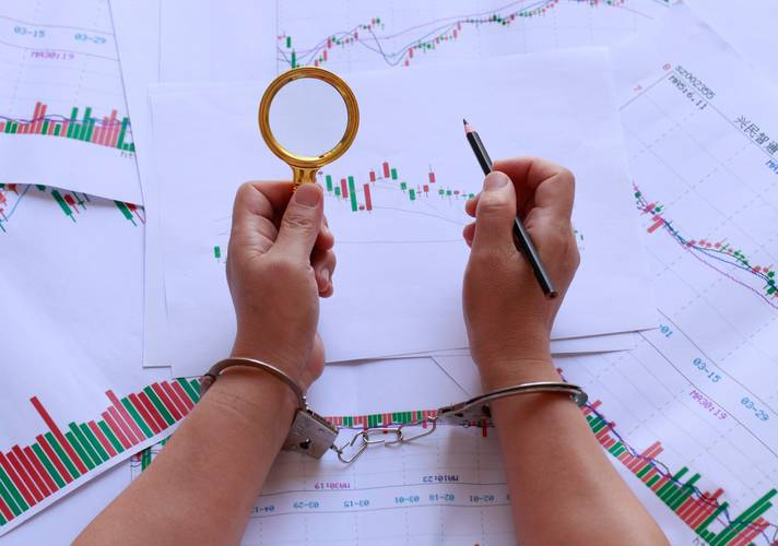 荐股骗局揭秘！代理非法平台致客户亏损540万，5人获刑